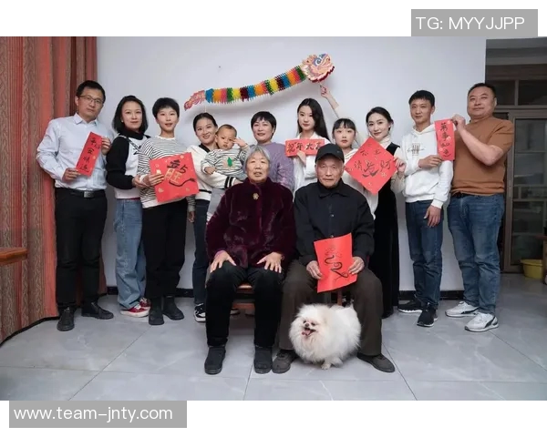 幸福满满的一家人库嫂分享全家福照甜蜜瞬间温馨满溢