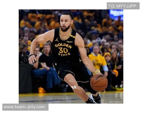 库里今日致敬邓肯穿上经典Nike钢铁球鞋展现传奇风采