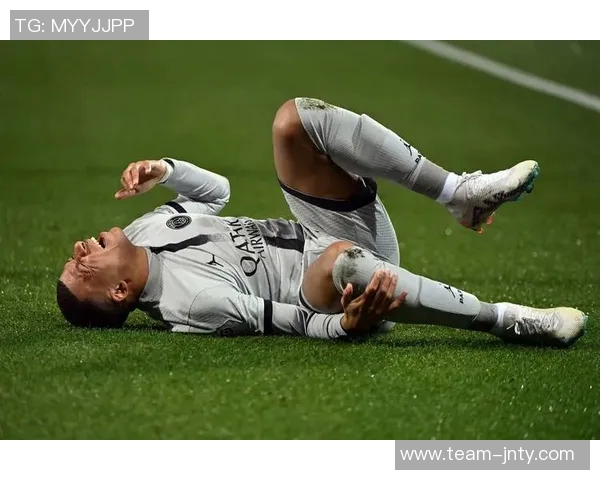 内马尔拼尽全力带伤出战90分钟赛后紧急冰敷膝盖伤处